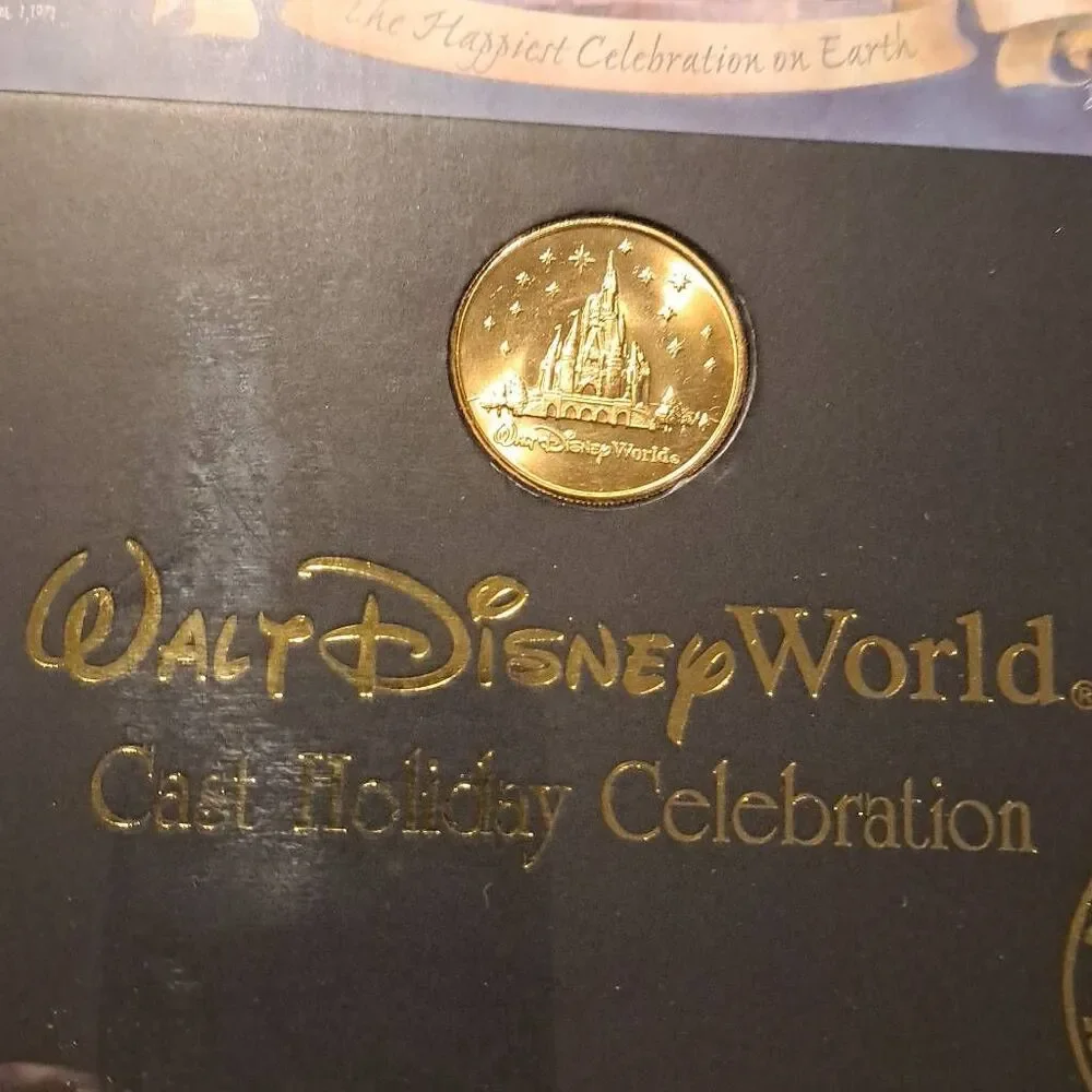 2005 Walt Disney World Cast Holiday Celebration Framed Print Coin 9.5x11